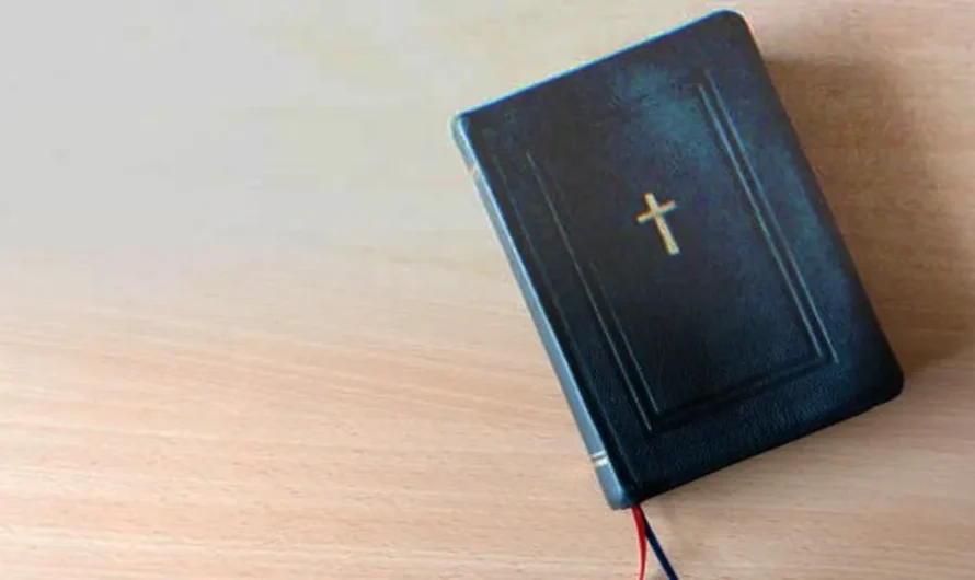 Old Lady Disinherits Grandson, Leaves Him Only a Bible & Note Saying, ‘Open It When It’s Hard’