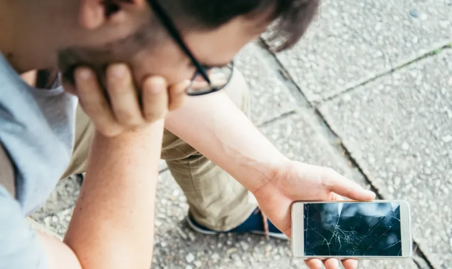 Man Finds a Smashed Phone on the Roadside—When He Inserts the SIM Card Into His Own Phone and Calls ‘Daughter,’ His Heart Stop
